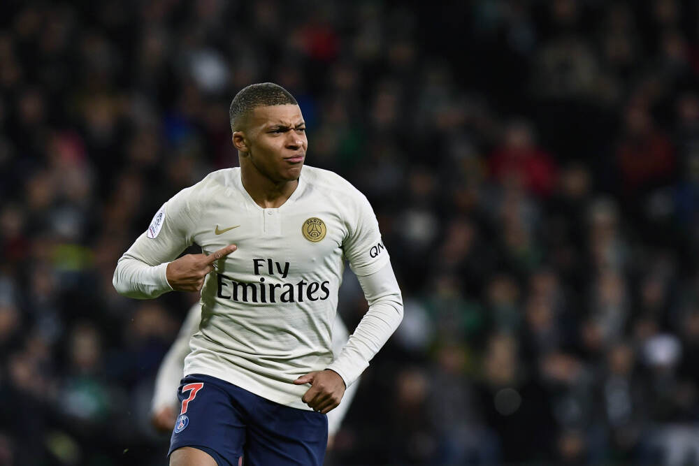 优雅的短发美女